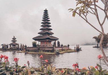 Bali. Pura Ulun Tuna Beratan Bedugül. Bratan gölünde güzel su tapınağı.