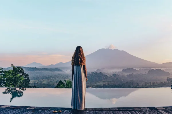 Yüzme Havuzu fantastik volcano ile yakın kalmak güzel kız — Stok fotoğraf
