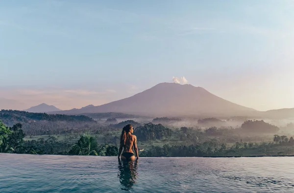 Asya Dizi Seyahat Kız Takım Elbise Güzel Doğası Yer Bali — Stok fotoğraf