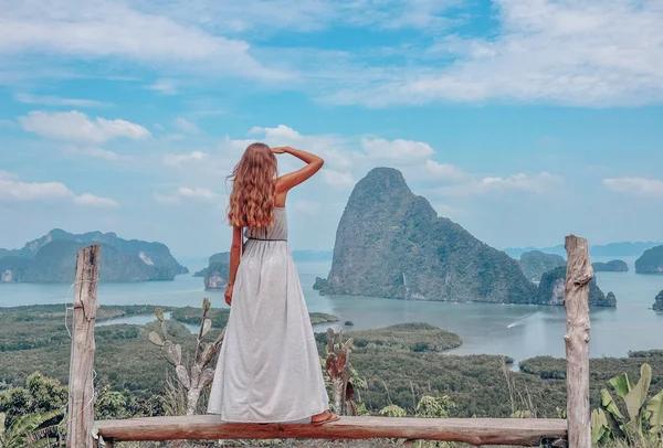 Fată frumoasă stând pe vârful dealului cu panora fantastică — Fotografie, imagine de stoc