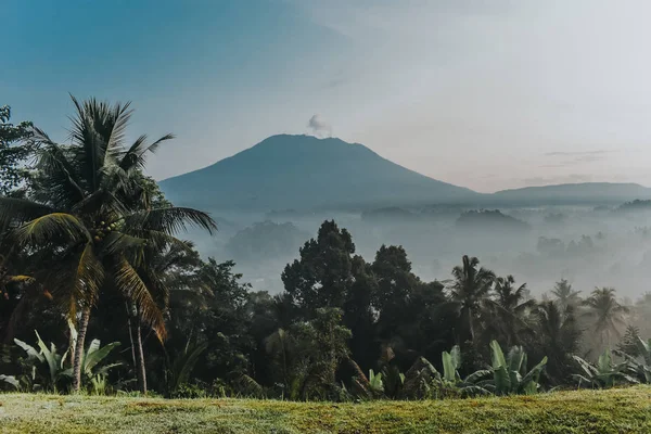 Fantástico nascer do sol com vista incrível sobre o vulcão Agung em Bali — Fotografia de Stock
