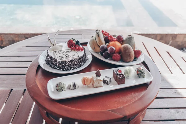 Смачний десерт сніданку на столі з видом на океан — стокове фото