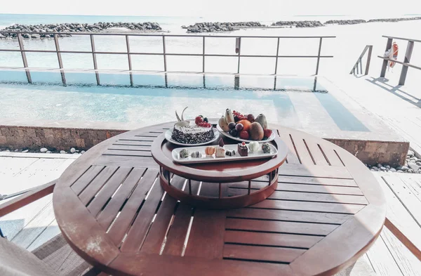 Delicious breakfast dessert on table with ocean view — Stock Photo, Image