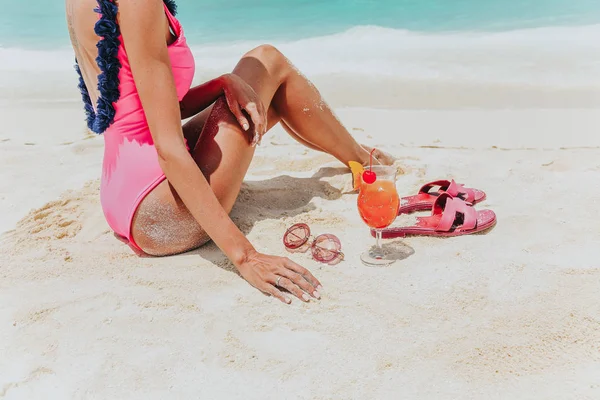 Travel Series Girl Sitting White Sand Cocktail — Stock Photo, Image