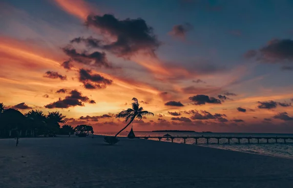 Vacker solnedgång landskap på Maldiverna — Stockfoto