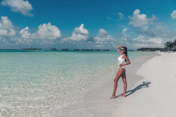 Серия Путешествий Женщина Отдыхает Мальдивских Островах Прогуливаясь Белому Песчаному Пляжу — стоковое фото