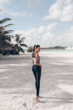 sporda koyu saçlı güzel kadın moda fotoğrafı uygun Maldiv adalarında rahatlatıcı