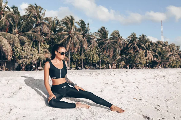 Foto Forma Mulher Bonita Com Cabelo Escuro Terno Esporte Que — Fotografia de Stock