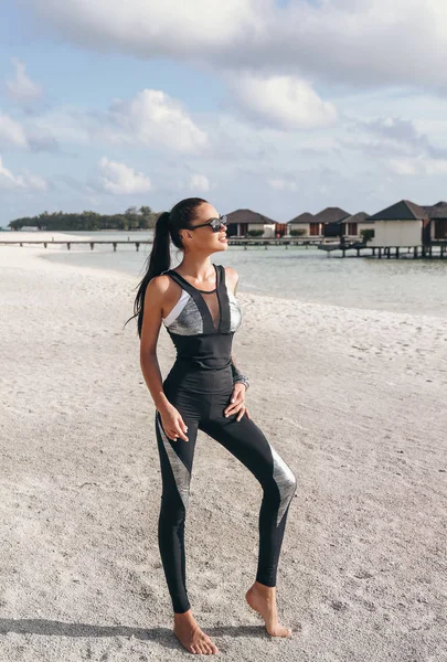 Sporda Koyu Saçlı Güzel Kadın Moda Fotoğrafı Uygun Maldiv Adalarında — Stok fotoğraf