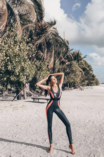 Sporda Koyu Saçlı Güzel Kadın Moda Fotoğrafı Uygun Maldiv Adalarında — Stok fotoğraf