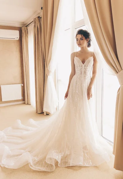 Foto Moda Bella Donna Con Capelli Scuri Abito Sposa Lusso — Foto Stock