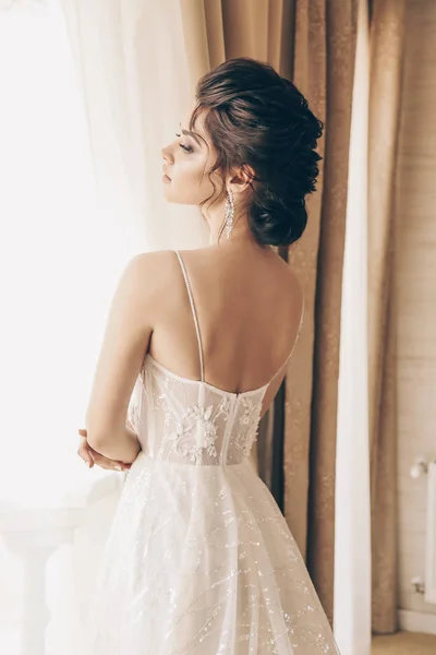 Modefoto Der Schönen Frau Mit Dunklen Haaren Luxuriösem Hochzeitskleid Posiert — Stockfoto