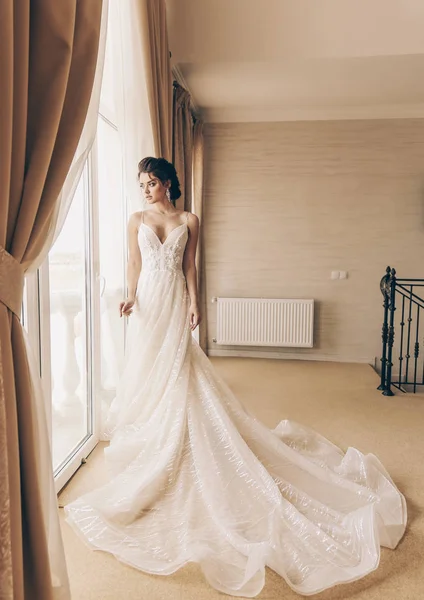 Foto Moda Bella Donna Con Capelli Scuri Abito Sposa Lusso — Foto Stock