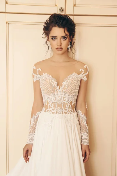 Foto Moda Mulher Bonita Com Cabelo Escuro Vestido Casamento Luxuoso — Fotografia de Stock