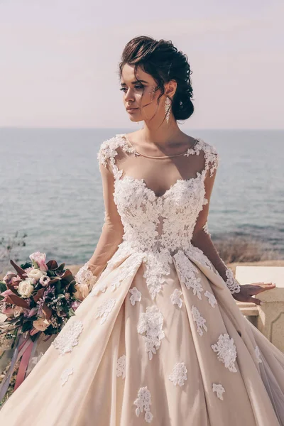 Modefoto Der Schönen Frau Mit Dunklen Haaren Luxuriösen Hochzeitskleid Posiert — Stockfoto