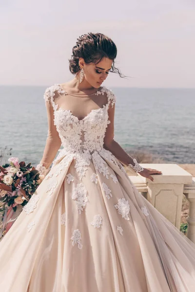 Foto Moda Bella Donna Con Capelli Scuri Abito Sposa Lusso — Foto Stock