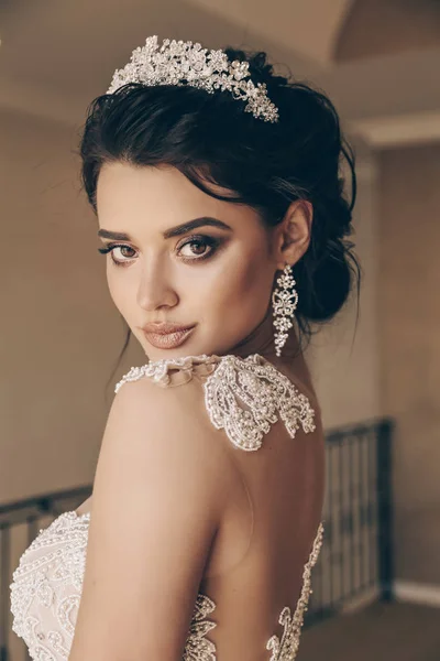 Foto Moda Bella Donna Con Capelli Scuri Abito Sposa Lusso — Foto Stock