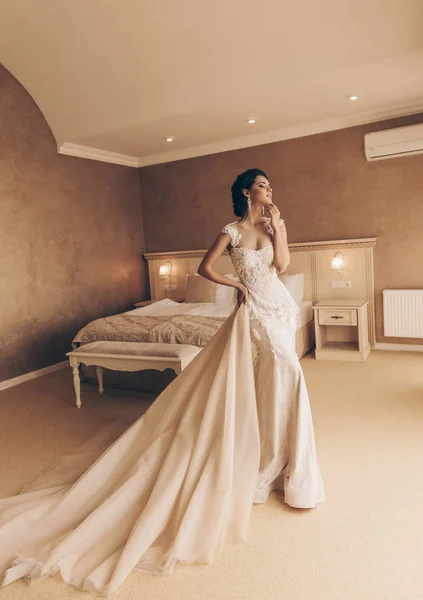 Foto Moda Mulher Bonita Com Cabelo Escuro Vestido Casamento Luxuoso — Fotografia de Stock