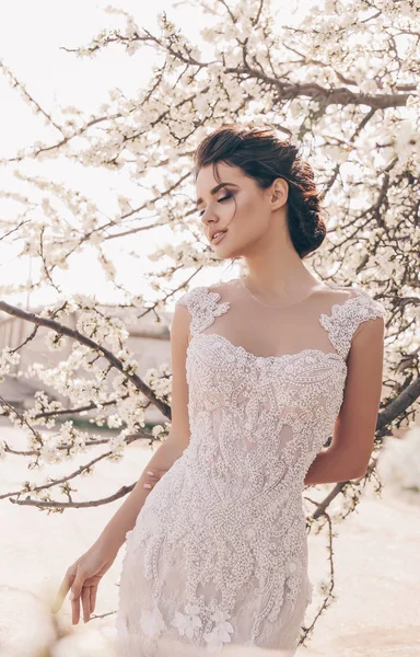 Belle femme aux cheveux foncés en robe de mariée luxueuse — Photo