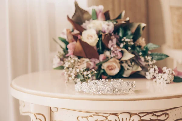 Divat Fotó Gyönyörű Sötét Hajú Luxus Esküvői Ruha Elegáns Belső — Stock Fotó