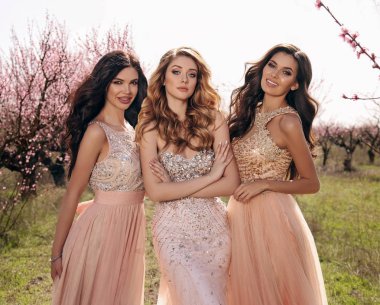 lüks elbise çiçekli şeftali ağaçları arasında poz güzel kadınların moda açık fotoğraf