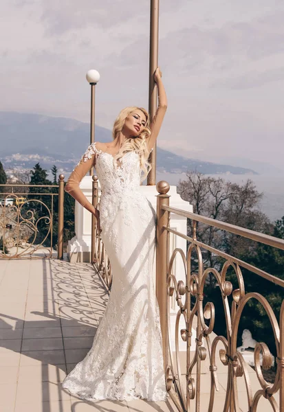 Módní Fotografie Krásná Smyslná Žena Blond Vlasy Luxusní Svatební Šaty — Stock fotografie