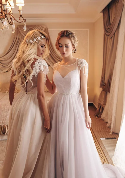 时尚室内照片的两个美丽的性感女人与金发在豪华婚纱礼服和配件 — 图库照片