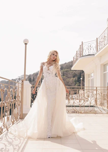 Fashion Outdoor Photo Beautiful Sensual Woman Blond Hair Luxurious Wedding — Stock Photo, Image