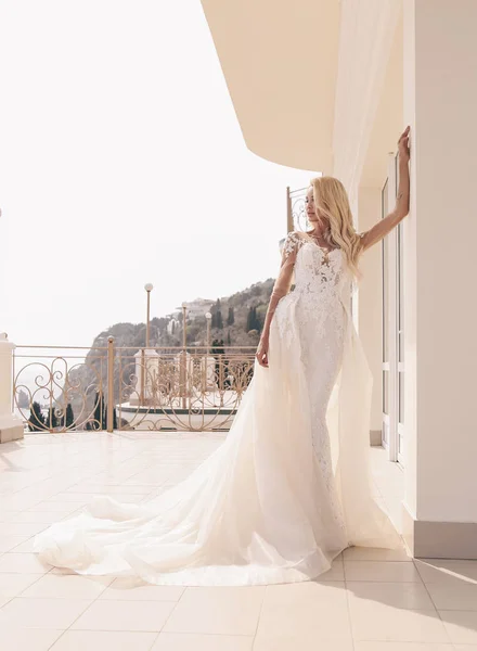 Fashion Outdoor Photo Beautiful Sensual Woman Blond Hair Luxurious Wedding — Stock Photo, Image