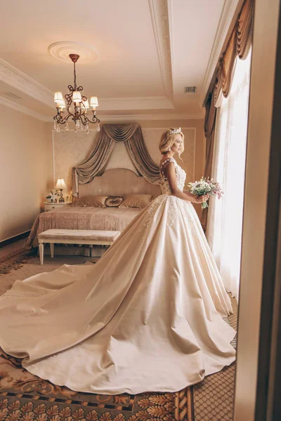 时尚的室内照片美丽的性感女人与金发在豪华婚纱礼服和配件 — 图库照片