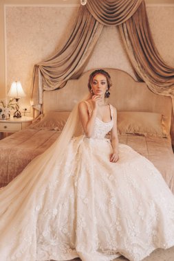 moda iç lüks düğün elbise ve aksesuarlar sarışın saçlı güzel kadın fotoğrafı