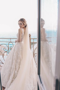 moda iç lüks düğün elbise ve aksesuarlar sarışın saçlı güzel kadın fotoğrafı