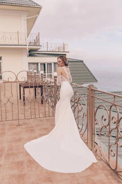 Lüks Düğün Elbise Aksesuarlar Açık Deniz Dağ Manzaralı Poz Sarışın — Stok fotoğraf