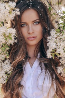 rahat kıyafetler s rahatlatıcı siyah kıvırcık saçlı güzel kız