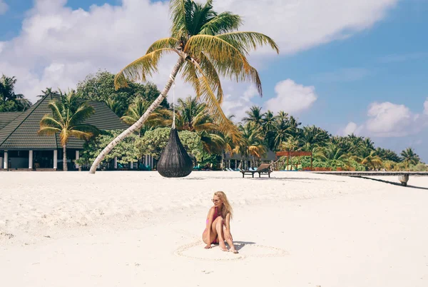 Sexy woman with blond hair n luxurious bikini relaxing on Maldiv — Stock Photo, Image