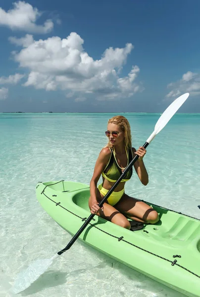 Sarı saçlı n lüks bikini Maldiv üzerinde rahatlatıcı ile seksi kadın — Stok fotoğraf