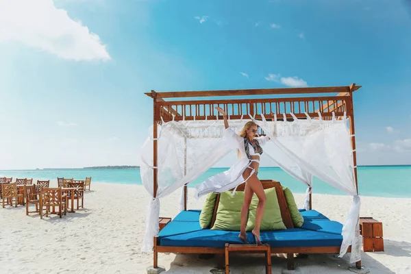 Sarı saçlı n lüks bikini Maldiv üzerinde rahatlatıcı ile seksi kadın — Stok fotoğraf