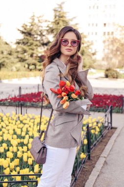 rahat kıyafetler s rahatlatıcı siyah kıvırcık saçlı güzel kız