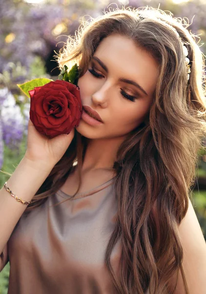 Donna con i capelli lunghi in abito di lusso in posa tra fioritura w — Foto Stock