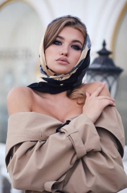 Koyu saçlı, zarif elbiseli, sonbaharda poz veren güzel bir kız.