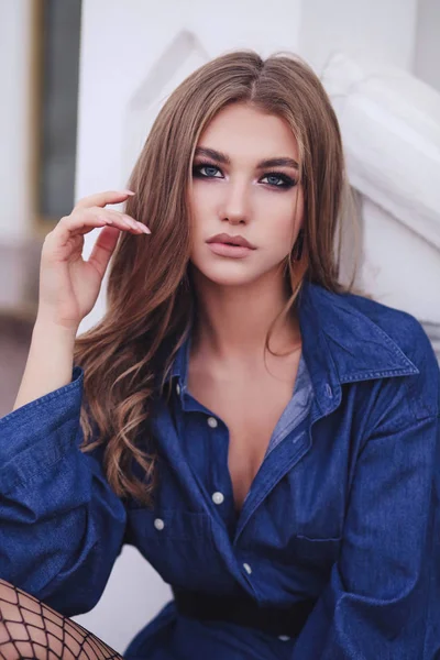 Menina bonita com cabelo escuro em roupas elegantes posando em autum — Fotografia de Stock