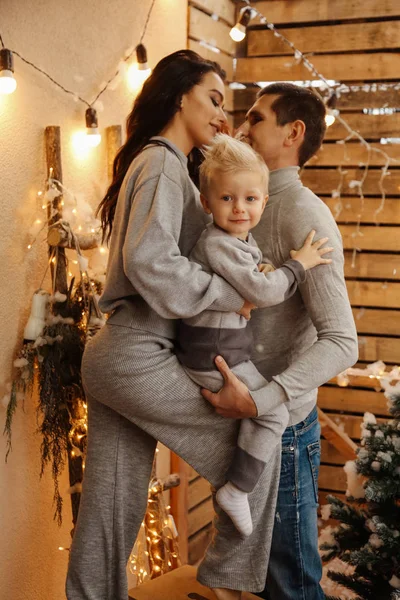 Piękna szczęśliwa rodzina świętuje Boże Narodzenie w przytulne urządzone h — Zdjęcie stockowe