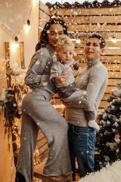 Bella famiglia felice che celebra il Natale a accogliente decorato h — Foto Stock