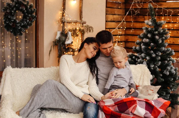 Όμορφη ευτυχισμένη οικογένεια γιορτάζει τα Χριστούγεννα σε ζεστό διακοσμημένο h — Φωτογραφία Αρχείου
