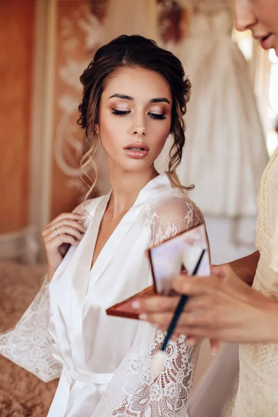 Bela mulher com cabelo escuro posando em robe de seda na mornin — Fotografia de Stock