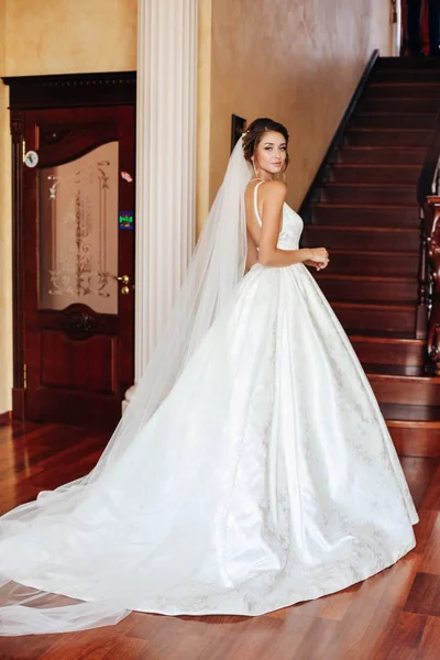 Beautiful happy bride in elegant wedding dress with bouquet of f — Stock Photo, Image