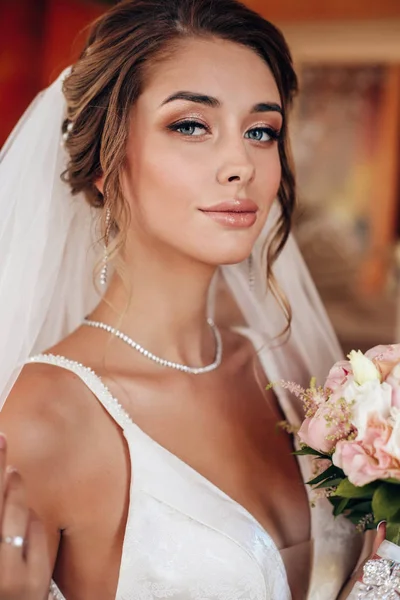 Vacker glad brud i elegant bröllop klänning med bukett f — Stockfoto
