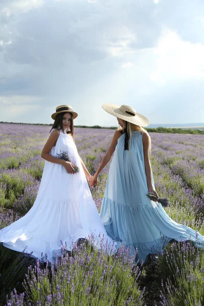 穿着华丽衣服的漂亮女人装扮着夏天的花朵 — 图库照片