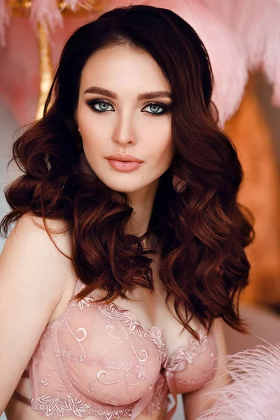 Красивая сексуальная женщина с темными волосами в роскошном розовом белье — стоковое фото