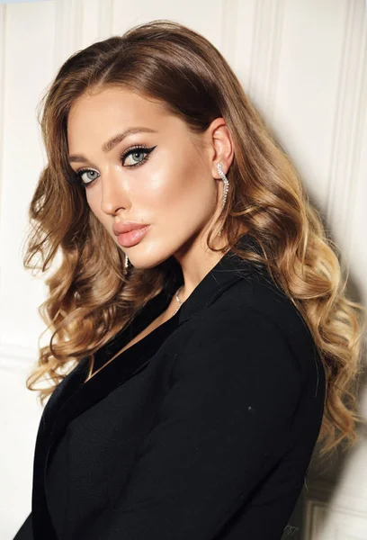 Vacker sensuell kvinna med blont lockigt hår i eleganta kläder — Stockfoto
